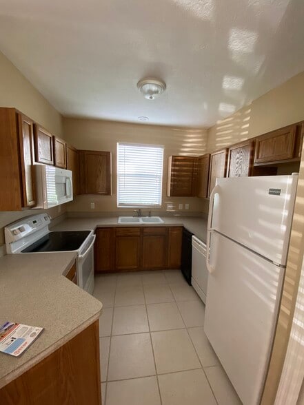 Building Photo - 12319 Country White Cir
