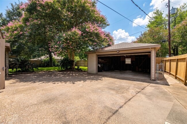 Building Photo - 2117 Willow Wisp Dr