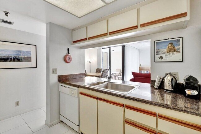 Building Photo - 1915 Lavers Cir