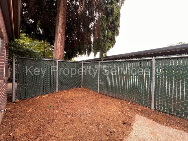 Building Photo - Vancouver Two Bedroom Townhome with Backyard