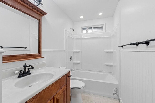 Building Photo - Bright Cozy Home w/ Deck & Yard Near Des M...