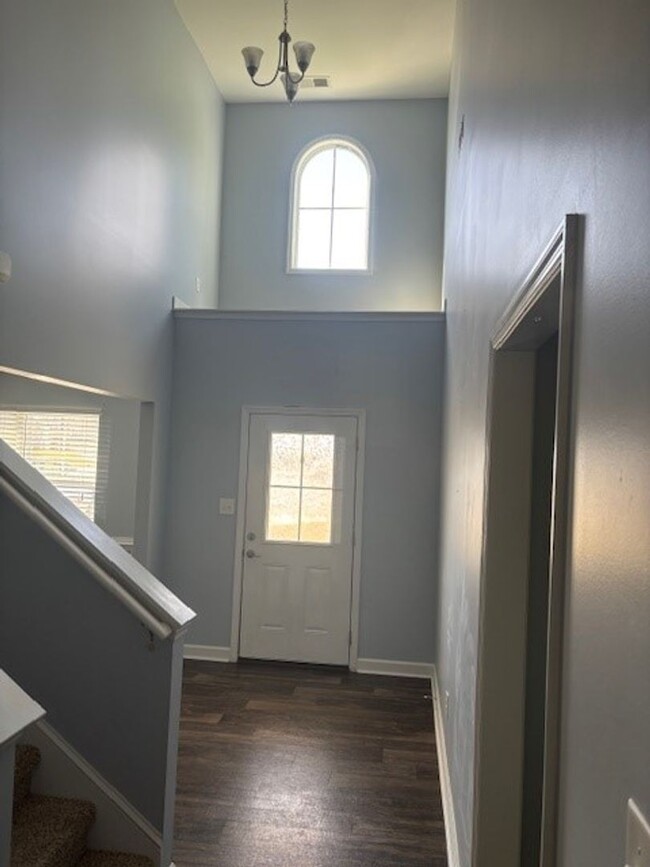 Building Photo - Beautiful 3 bedroom, 2.5 bath home with Bo...