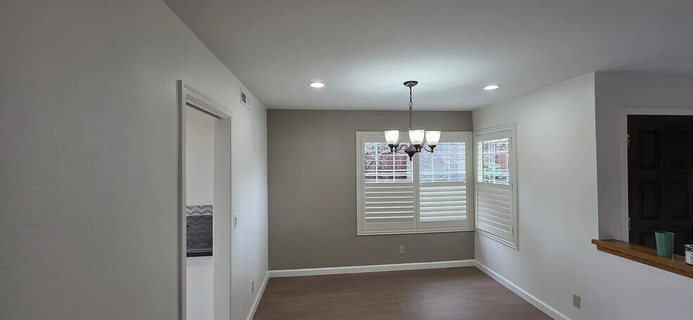 Building Photo - 2345 Pinard St