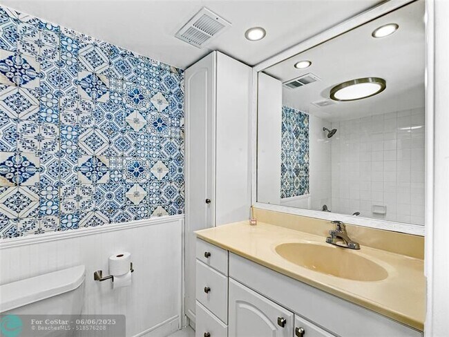 Building Photo - 2950 N Palm Aire Dr