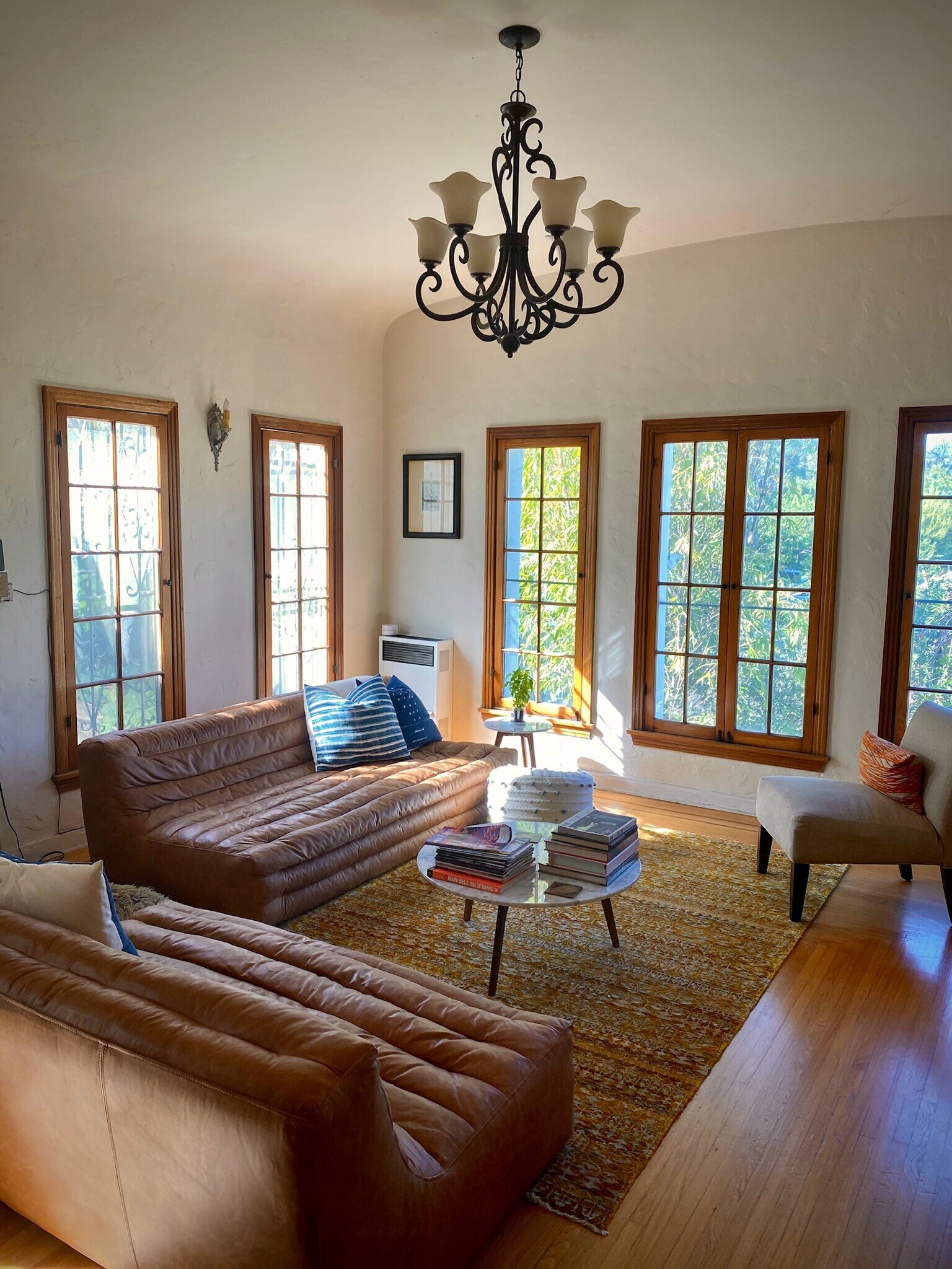 living room windows are north and west - 1622 Delta St