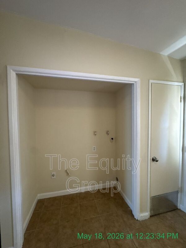 Building Photo - 1140 W Tulare Ave