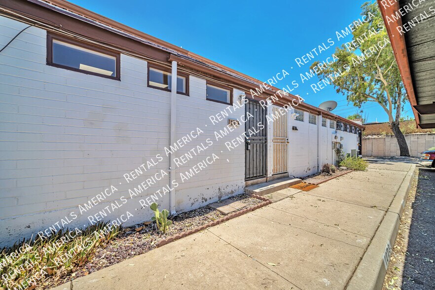 Building Photo - 1023 N Bedford Dr