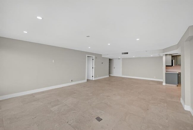 Building Photo - 3200 Port Royale Dr N