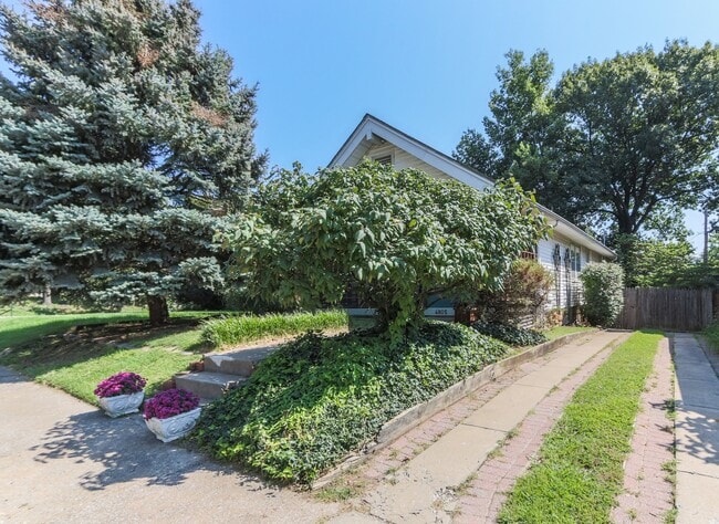 Building Photo - {4805}  Charming West Plaza Bungalow + Pri...
