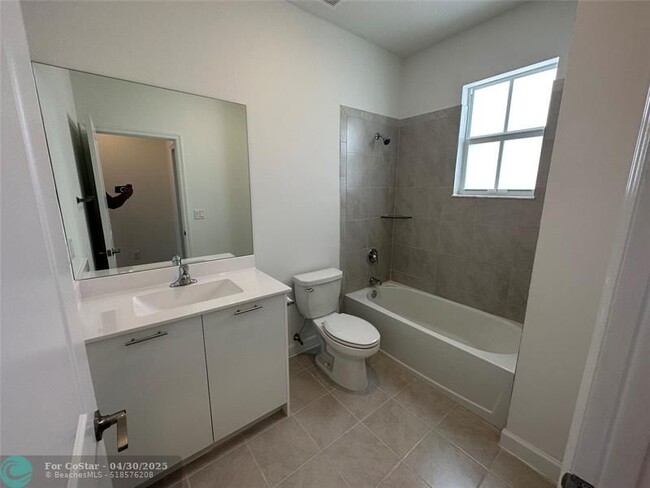 Building Photo - 2364 NW 131st Cir