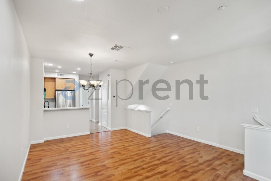 Building Photo - 722 Kingsford Way