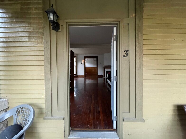 Building Photo - 1006 State St