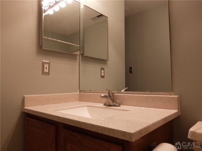 Building Photo - 2206 Ravens Crest Dr