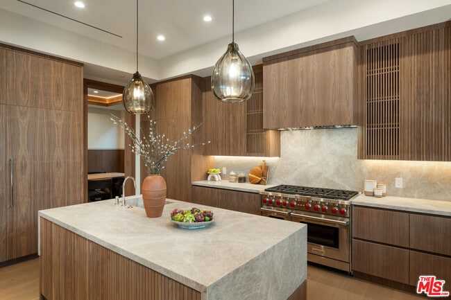 Building Photo - 565 Toyopa Dr