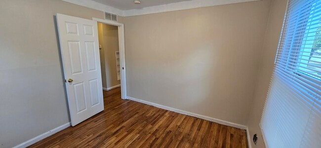 Building Photo - 4924 Hipp St