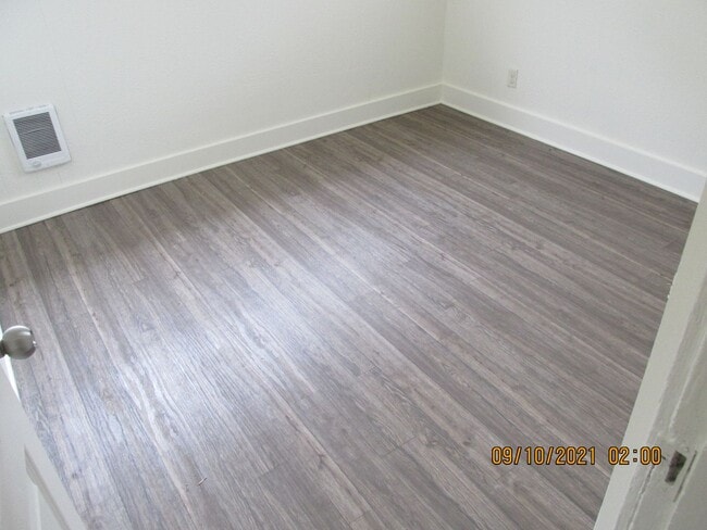 Building Photo - 8525