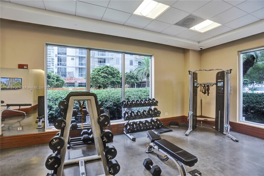Building Photo - 1050 Brickell Ave