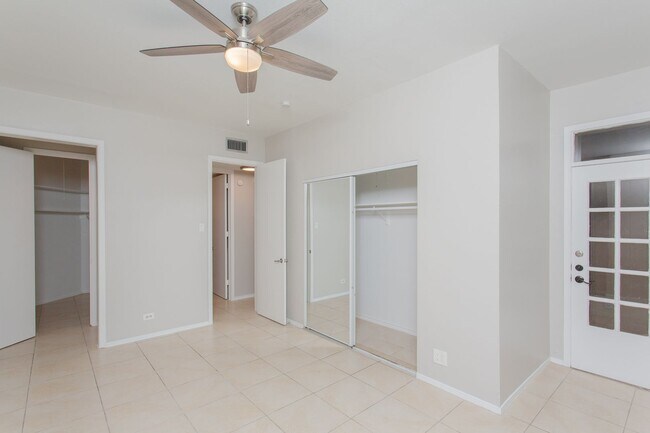 Building Photo - Beautiful Townhome in Alamo Heights!!