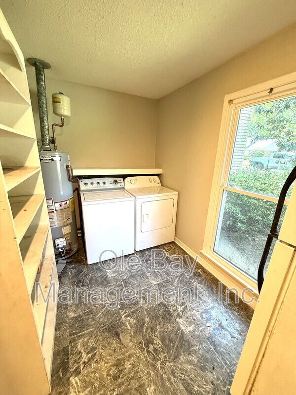 Building Photo - 6605 Chimney Top Dr S