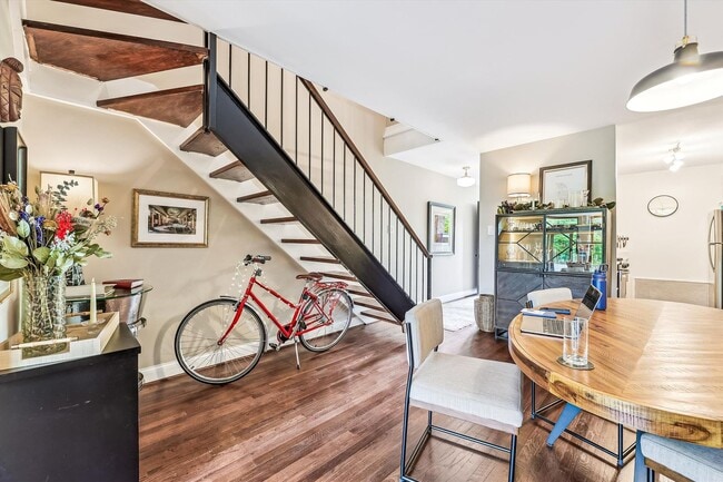 Building Photo - Chic Two-Level Condo in Prime SW Waterfront Location