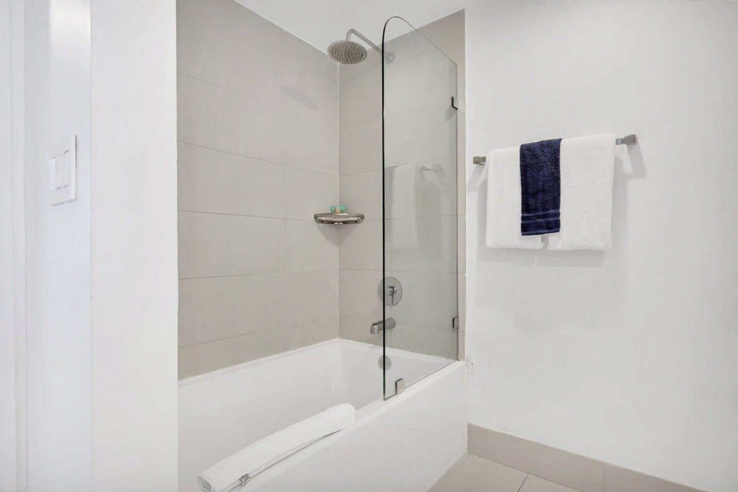 Building Photo - 2602 E Hallandale Beach Blvd