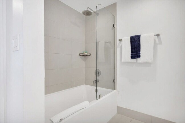 Building Photo - 2602 E Hallandale Beach Blvd