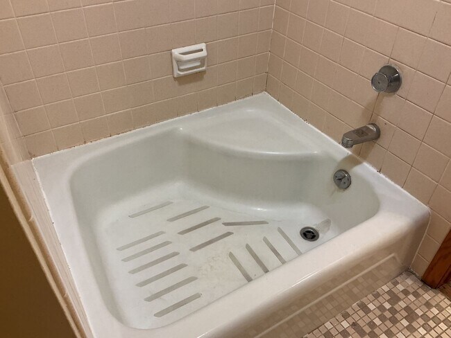 Building Photo - Spacious 2BR/1.5BA 2nd Floor Apartment in Brown Deer – Heat & Hot Water Included, Pool & Undergro...