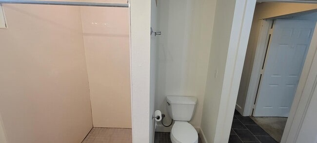 Building Photo - 303 Center St