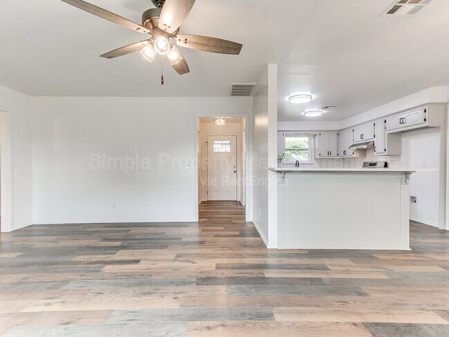 Building Photo - 2401 Fedderson Dr