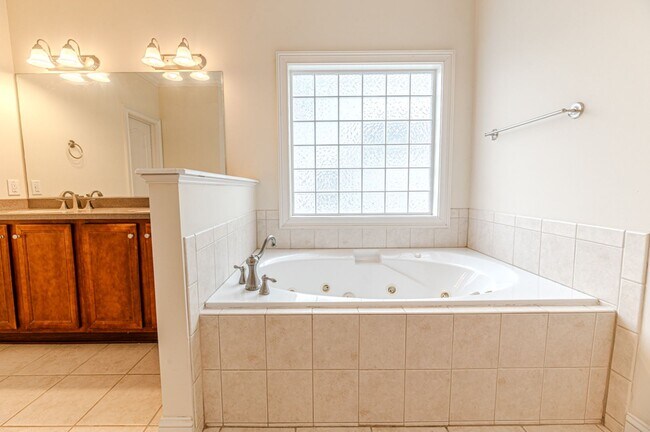 Building Photo - Perfectly Located 4-Bedroom Home Minutes from I-295, Hope Mills & Fort Bragg!