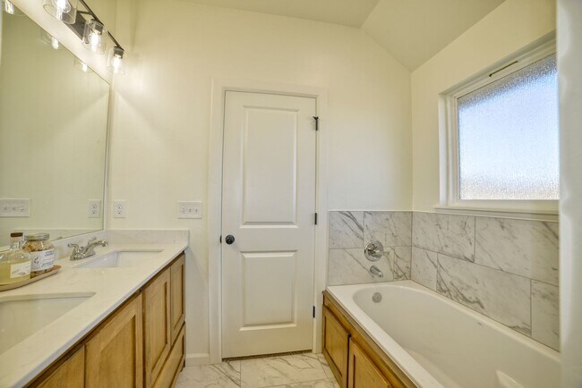 Building Photo - Brand New Home in Washington!