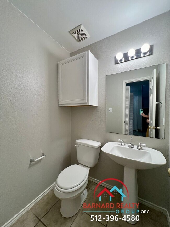 Building Photo - ***APPLICATION PENDING*** 3 bedroom, 2.5 Bath