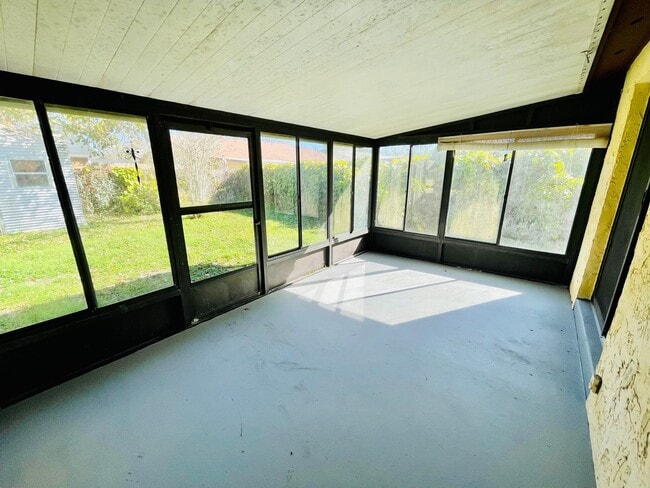 Building Photo - Cozy 2/1 Townhome in Orange Park!