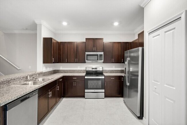 Building Photo - LIKE NEW Townhome in Willow Square!