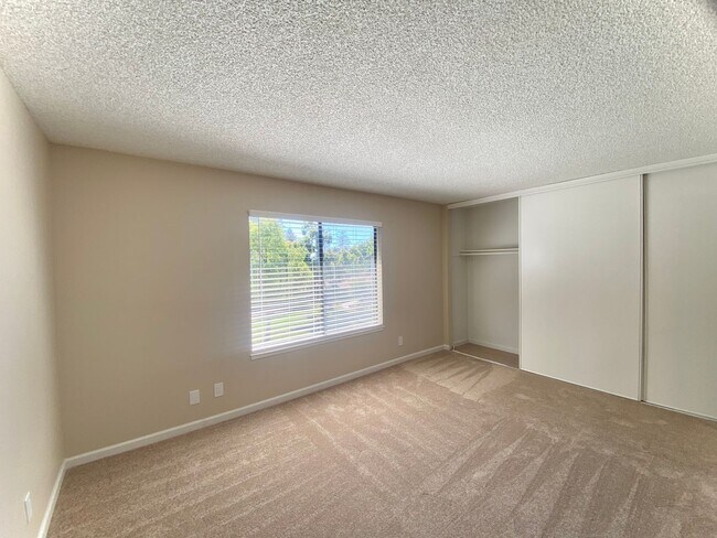 Building Photo - Beautifully Updated 2-Bedroom Condo! - Warm Springs!