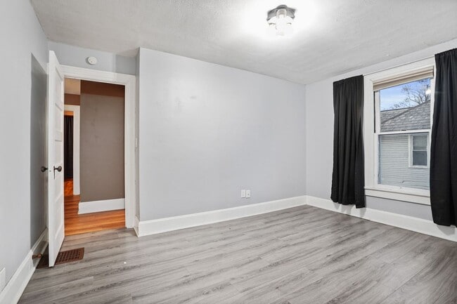 Building Photo - 76 Commodore St