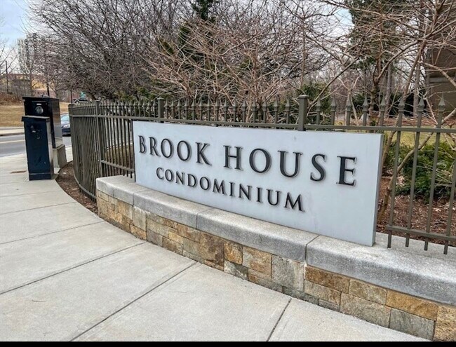 Building Photo - 77 Pond Ave