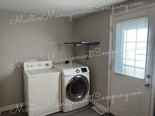 Building Photo - 1528 E 6th St