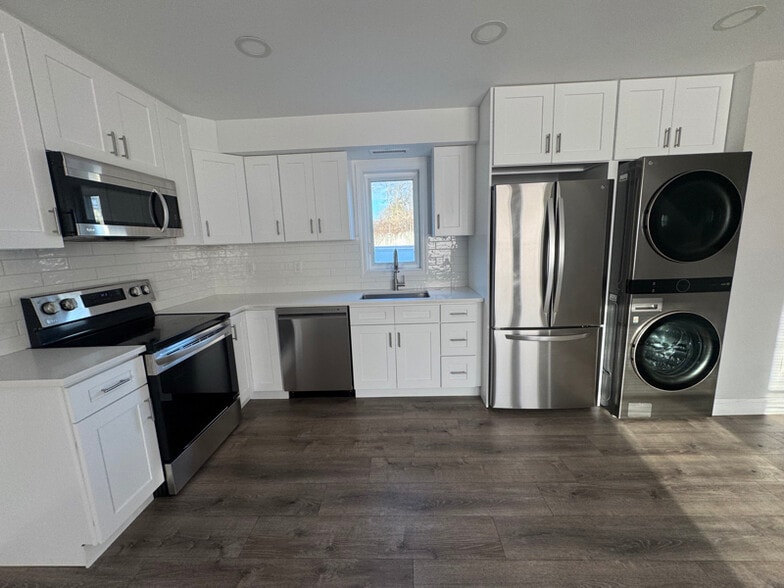 Building Photo - 10 Bouton St