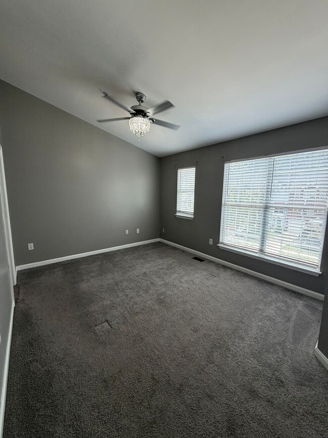 Building Photo - Beautiful Townhome in Seven Oaks!