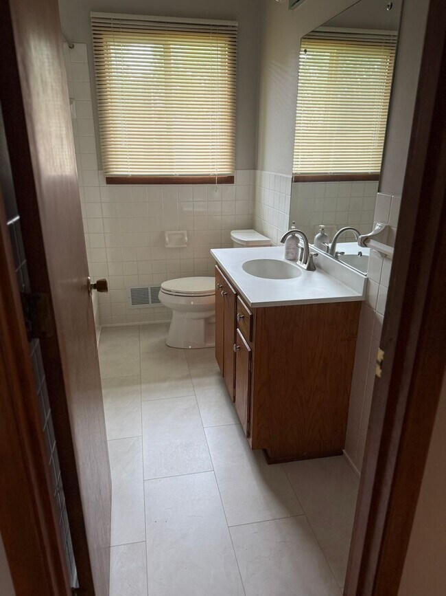 Building Photo - Newly Refreshed 3 Bedroom 1 Bath Single Fa...