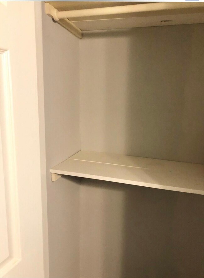 Building Photo - 106 N Eastwood St