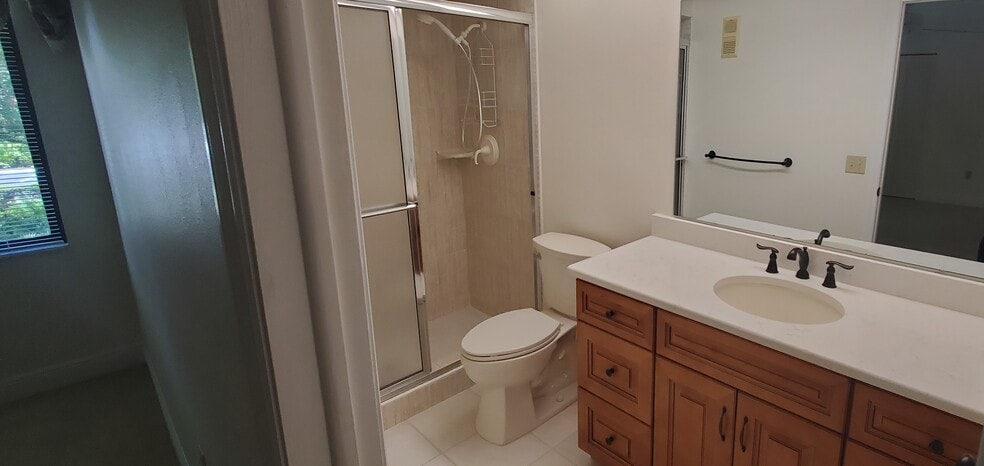 Master bathroom vanity - 2691 Sabal Springs Cir