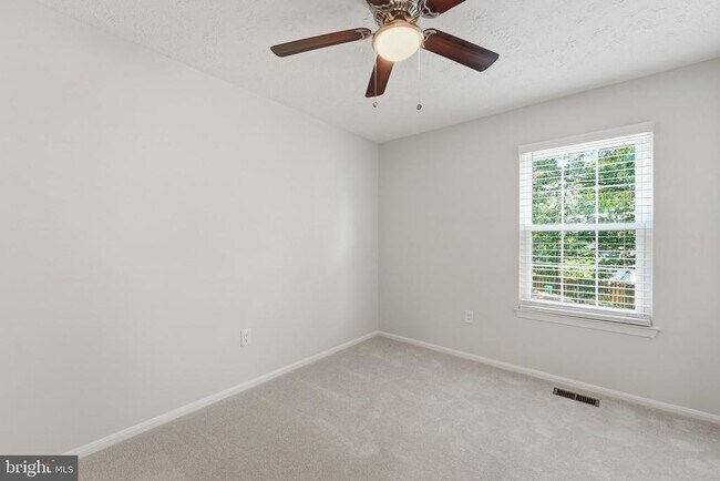 Building Photo - 2401 W Rosecroft Village Cir