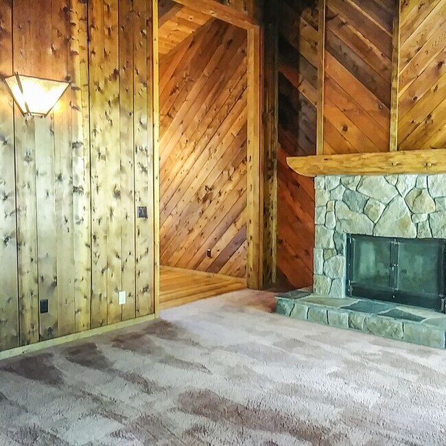 Building Photo - Charming 3-bedroom Lodge-Style Townhouse