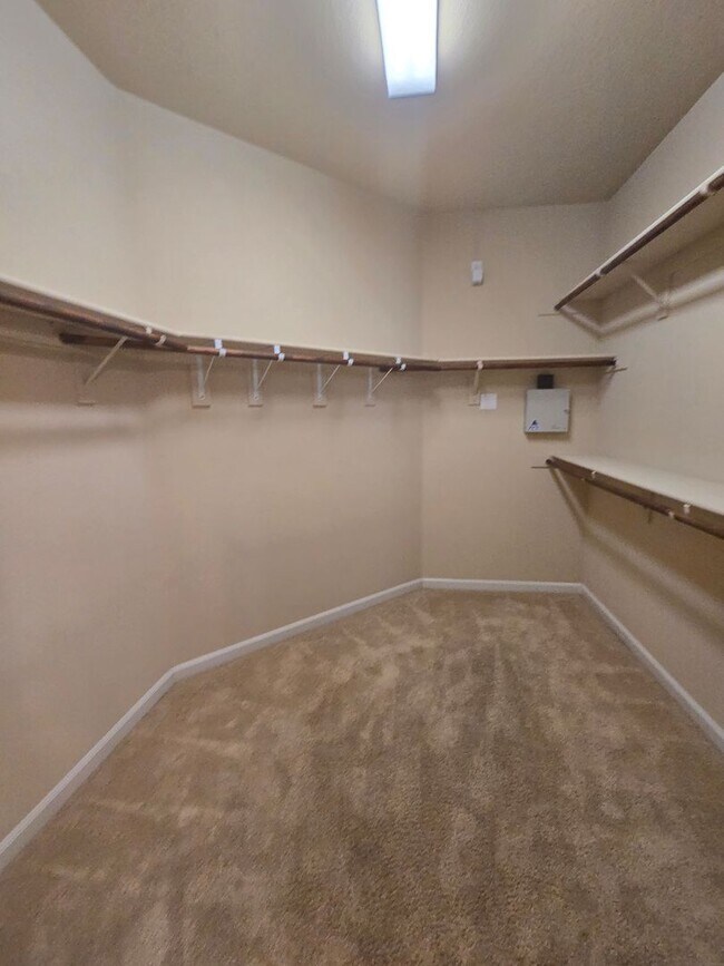 Building Photo - 339 Applegate Dr
