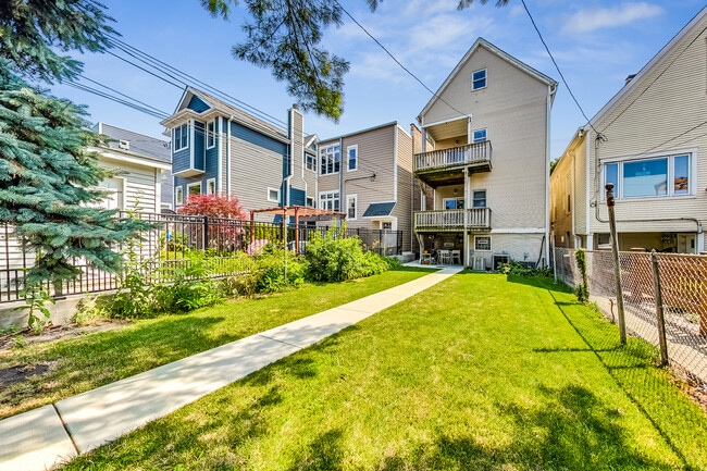 Building Photo - 2224 W Melrose St