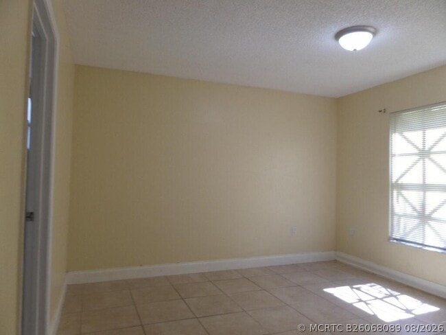 Building Photo - 1524 Lake Crystal Dr