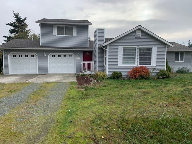 Building Photo - Lovely Home with Massive fenced yard and S...
