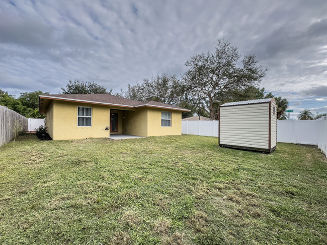 Building Photo - 1525 NW 7th Terrace